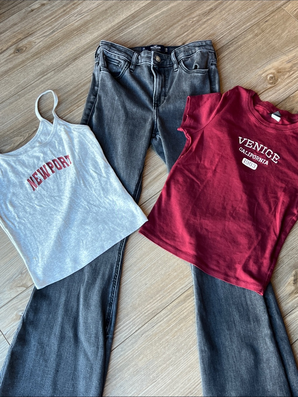 💕 Bundle Hollister Jeans High-Rise Flare W26 with Venice Tee & Newport Tank Top